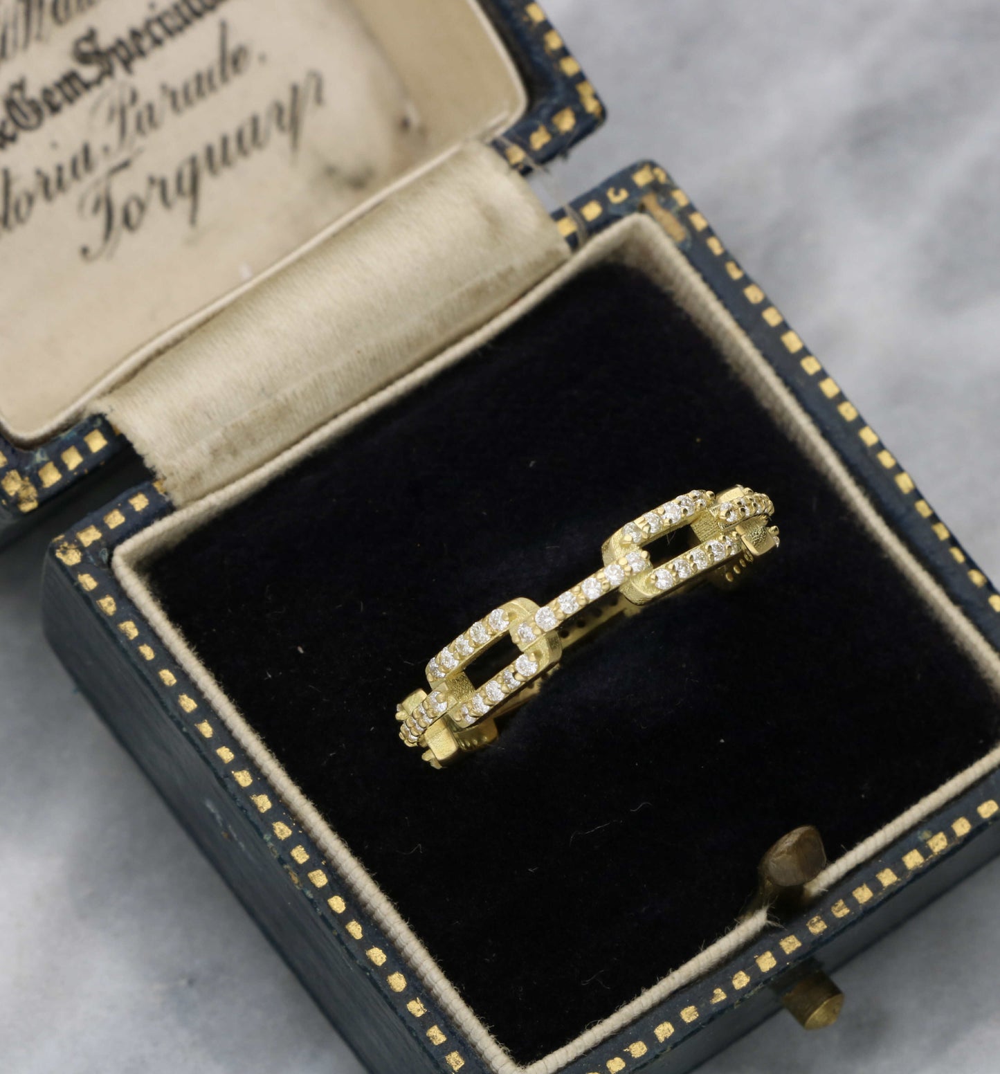 18ct diamond-set link ring