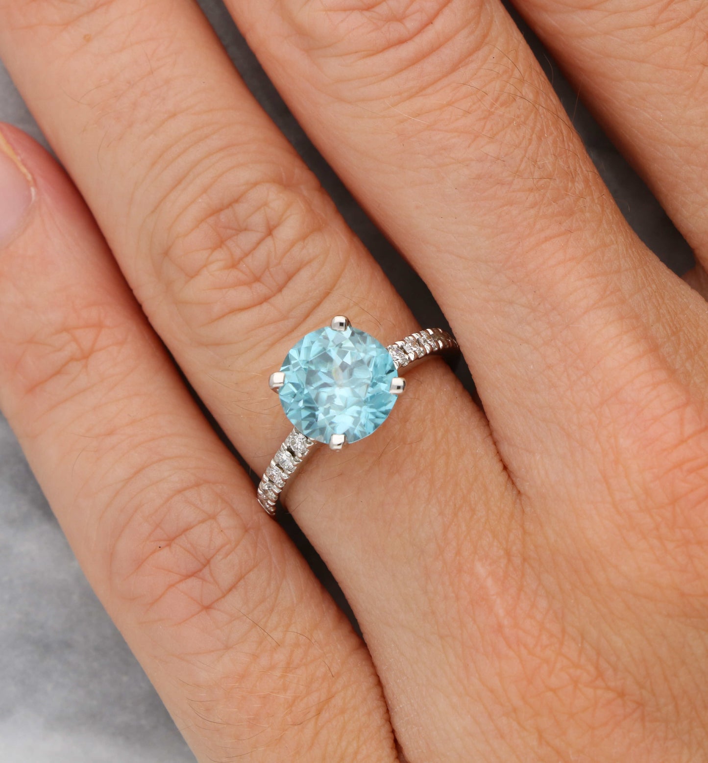 18ct zircon and diamond ring