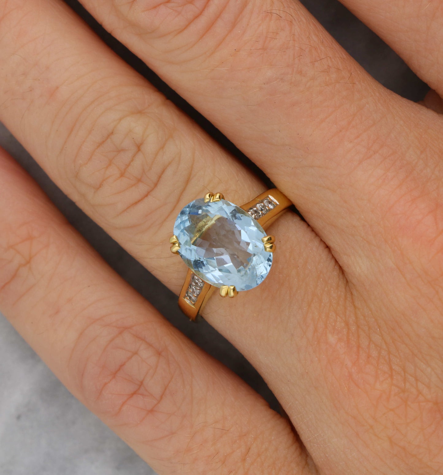 18ct aquamarine and diamond ring