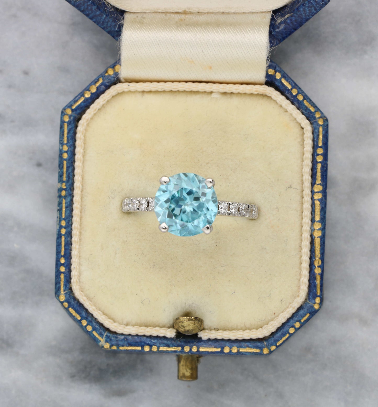 18ct zircon and diamond ring