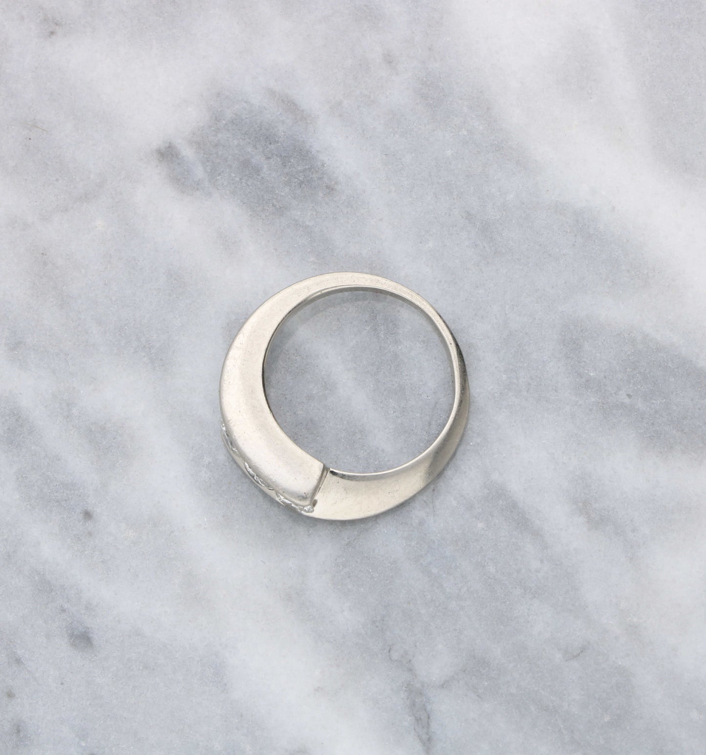 Platinum 3-stone diamond crossover ring