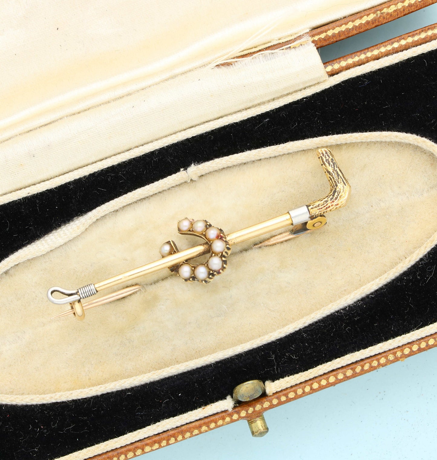 15ct yellow gold pearl set riding crop brooch