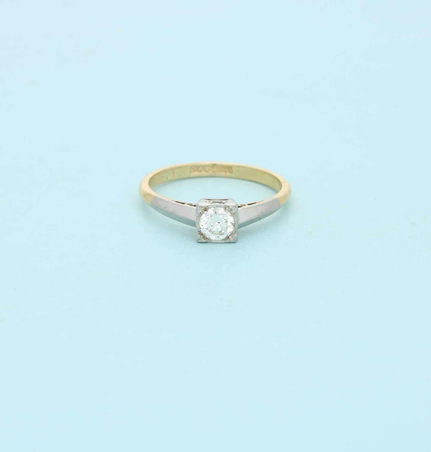 18ct & platinum diamond solitaire ring.
